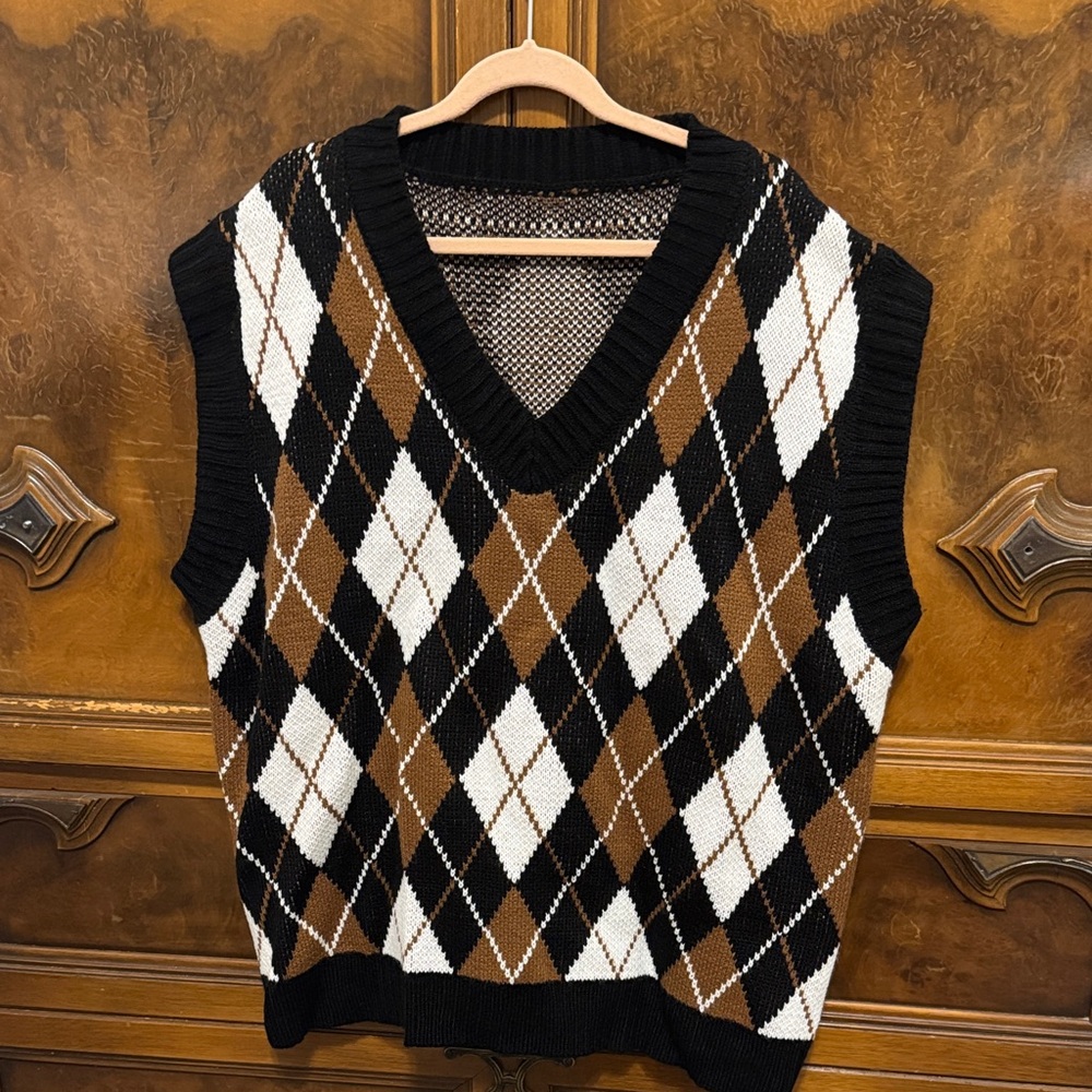 SHEIN Houndstooth Knit Sweater Vest in Black, White, and Brown